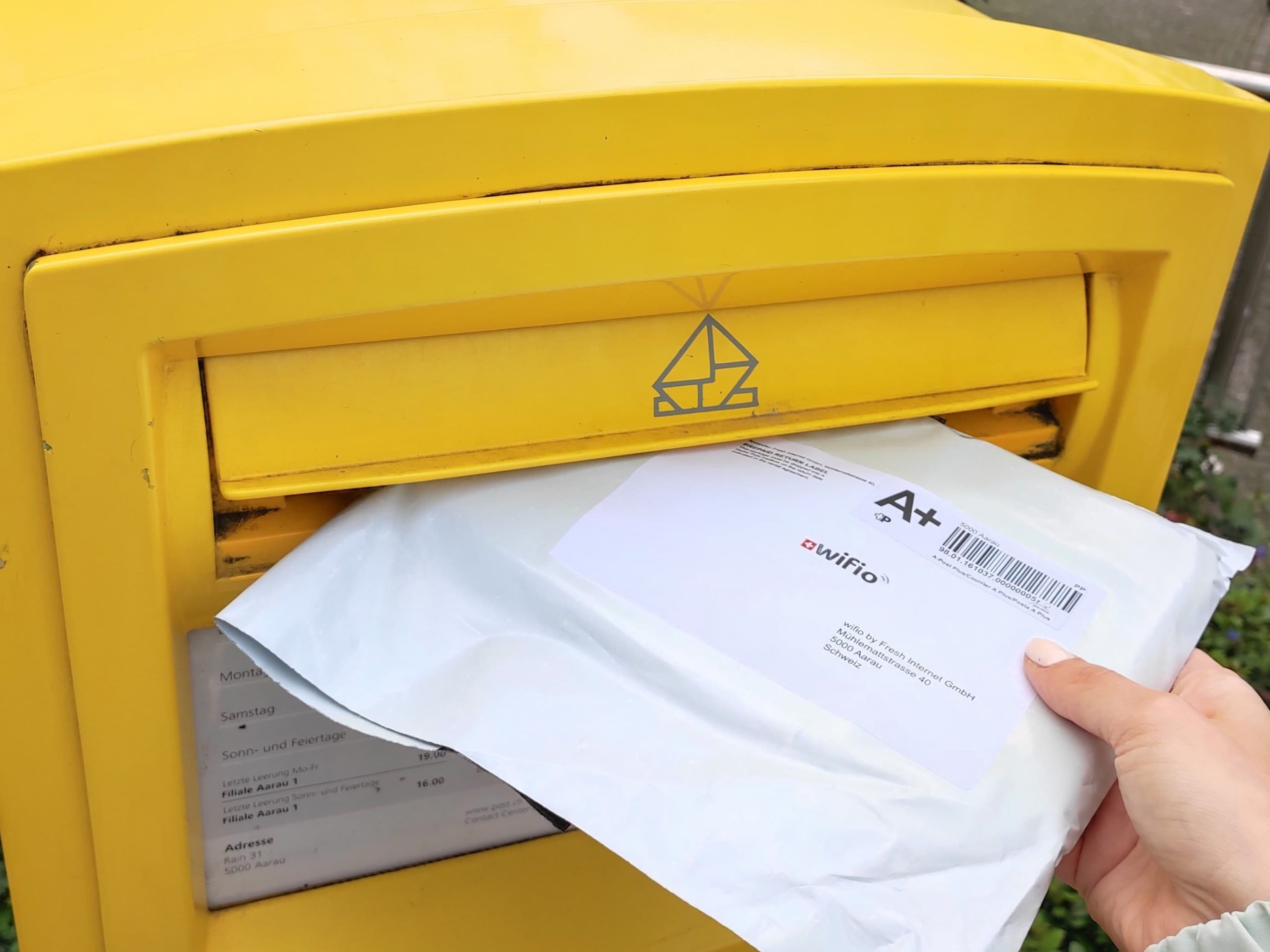 Pocket WiFi device delivered to mailbox in Switzerland – Wifio rental pickup and delivery options